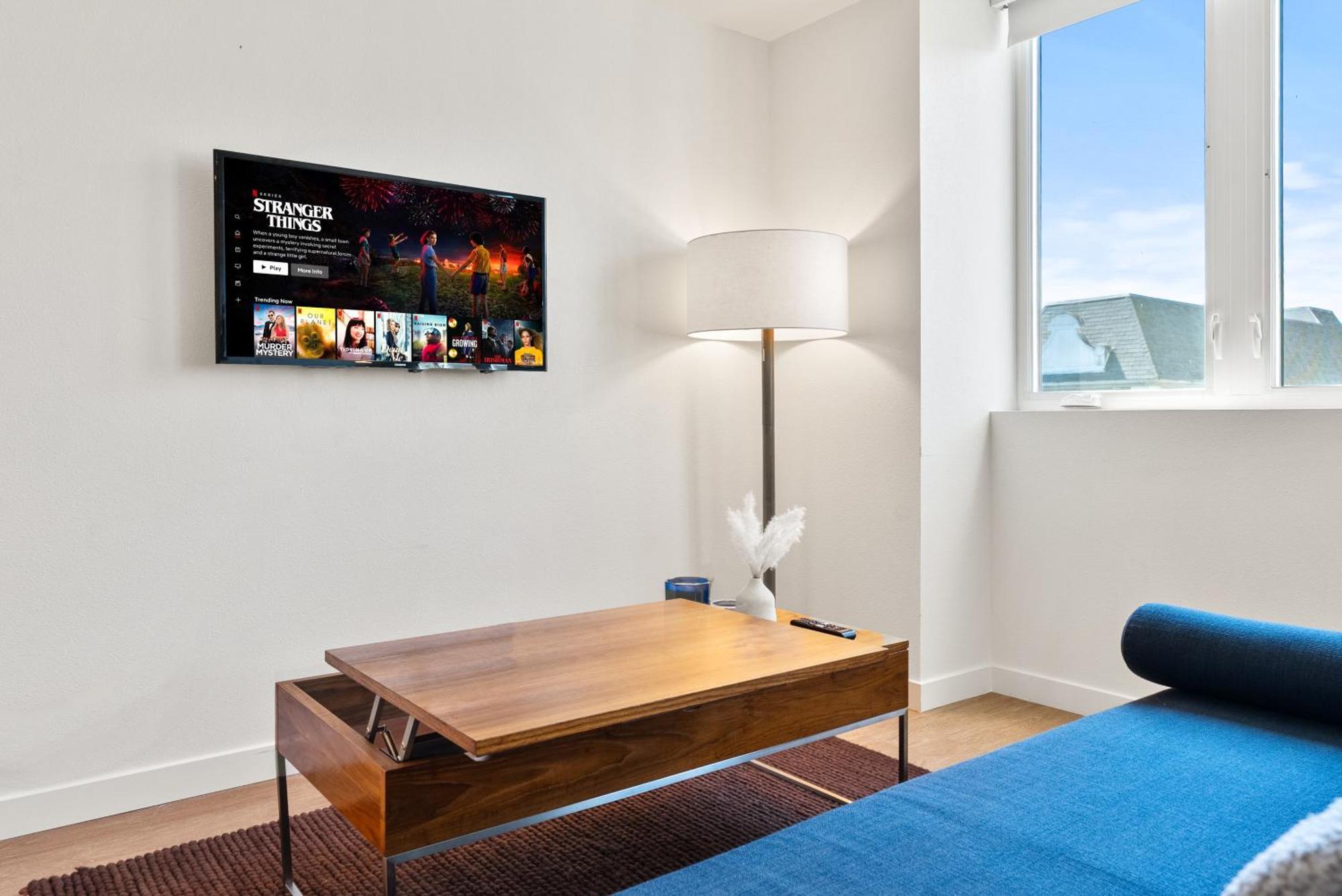 Bright Studio On Sunset Blvd Pool, Parking, Gym — Photos 3